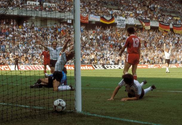 Rudi Völler (3.v.li.) bejubelt seinen Treffer zum 1:0, daneben Klaus Allofs (vorn, re.) und Karl Heinz Rummenigge (alle BR Deutschland, hi.), Torwart Silviu Lung kniet geschlagen am Boden, daneben Ioan Andone (beide Rumänien, 2.v.re.) Fußball Länderspiel Herren EM 1984, Nationalmannschaft, Nationaltrikot, Gruppe B, BRD - Rumänien 2:1 Gruppe Lens Begeisterung, Freude, Fußball Länderspiel Herren EM 1984, Nationalmannschaft, Nationaltrikot, Gruppe B, BRD - Rumänien 2:1 Gruppe Lens Begeisterung, Freude,