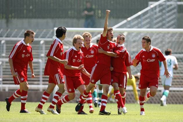Torschütze Thomas Müller (Bayern U19, Mitte) und Holger Badstuber (li.) jubeln lautstark mit seinen Teamkollegen Fußball 1. BL Herren A Junioren Bundesliga 2006 2007, FC Bayern München, Jugend U19 U 19 Gruppe München Harmonie, Freude, Kameradschaft, Fußball 1. BL Herren A Junioren Bundesliga 2006 2007, FC Bayern München, Jugend U19 U 19 Gruppe München Harmonie, Freude, Kameradschaft,