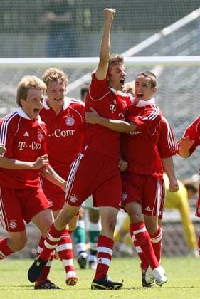 Torschütze Thomas Müller (Bayern U19, Mitte) jubelt lautstark mit seinen Teamkollegen Fußball 1. BL Herren A Junioren Bundesliga 2006 2007, FC Bayern München, Jugend U19 U 19 Gruppe München Harmonie, Freude, Kameradschaft, Fußball 1. BL Herren A Junioren Bundesliga 2006 2007, FC Bayern München, Jugend U19 U 19 Gruppe München Harmonie, Freude, Kameradschaft,