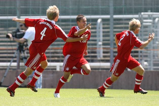 Torschütze Dominik Rohracker (Bayern U19, Mitte) jubelt mit seinen Teamkollegen Fußball 1. BL Herren A Junioren Bundesliga 2006 2007, FC Bayern München, Jugend U19 U 19 Gruppe München Freude, Fußball 1. BL Herren A Junioren Bundesliga 2006 2007, FC Bayern München, Jugend U19 U 19 Gruppe München Freude,