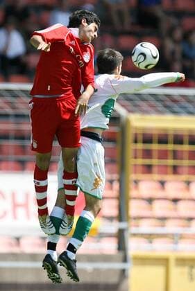 Mehmet Ekici (Bayern U19, li.) gegen Robert Lohmeier (Bremen U19) Fußball 1. BL Herren A Junioren Bundesliga 2006 2007, Jugend Junioren U19 U 19 Gruppe München Dynamik, Fußball 1. BL Herren A Junioren Bundesliga 2006 2007, Jugend Junioren U19 U 19 Gruppe München Dynamik,