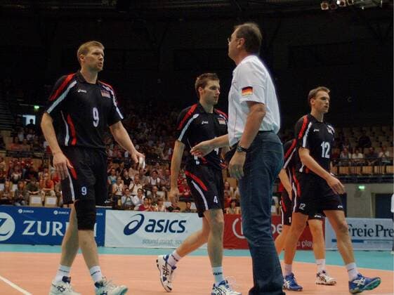 Auszeit Deutschland, v.li.: Stefan Hübner, Simon Tischer, Bundestrainer Stelian Moculescu und Christian Pampel Volleyball Länderspiel Herren European League 2007, Nationalmannschaft, Nationaltrikot Gruppe Zwickau Volleyball Länderspiel Herren European League 2007, Nationalmannschaft, Nationaltrikot Gruppe Zwickau