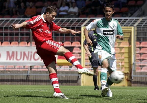 Deniz Yilmaz (Bayern U 19, li.) im Duell Fußball Herren A Junioren Bundesliga 2006 2007, Jugend, U19, U 19 FC Gruppe München Dynamik, Fußball Herren A Junioren Bundesliga 2006 2007, Jugend, U19, U 19 FC Gruppe München Dynamik,