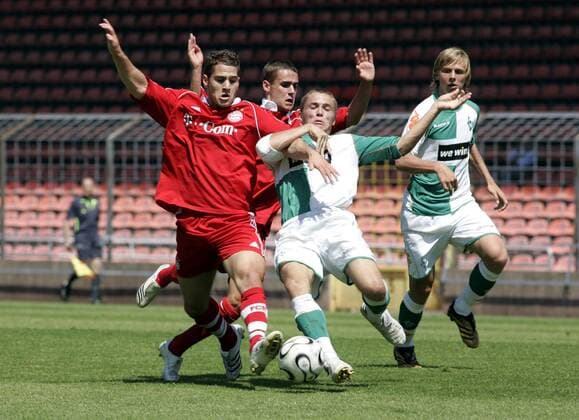 Deniz Yilmaz (li.) und Dominik Rohracker (beide Bayern U 19, 2.v.li.) gegen Andreas Granskov Hansen (Bremen U 19, 2.v.re.) Fußball Herren A Junioren Bundesliga 2006 2007, Jugend, U19, U 19 FC Gruppe München Dynamik, Kampf, Fußball Herren A Junioren Bundesliga 2006 2007, Jugend, U19, U 19 FC Gruppe München Dynamik, Kampf,