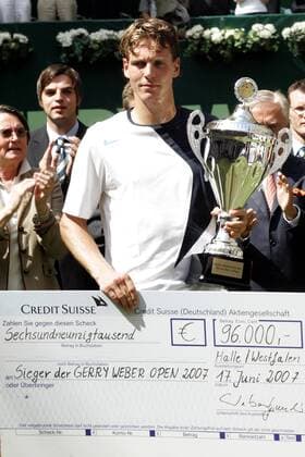 Tomas Berdych (Tschechien), Gewinner der Gerry Weber Open 2007, freut sich über den Scheck in Höhe von 96 000 Euro Tennis Herren Gerry Weber Open 2007, ATP Tour Endspiel Finale Einzelbild Halle Westfalen Tennis Herren Gerry Weber Open 2007, ATP Tour Endspiel Finale Einzelbild Halle Westfalen
