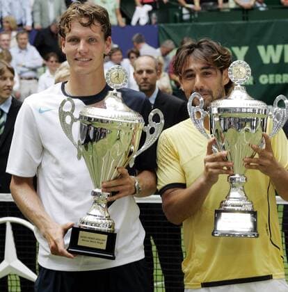 Siegerehrung Gerry Weber Open 2007 - Sieger Tomas Berdych (Tschechien, li.) und Zweitplatzierter Marcos Baghdatis (Zypern) präsentieren die Trophäen Tennis Herren Gerry Weber Open 2007, ATP Tour Endspiel Finale Gruppe Halle Westfalen Freude, Tennis Herren Gerry Weber Open 2007, ATP Tour Endspiel Finale Gruppe Halle Westfalen Freude,