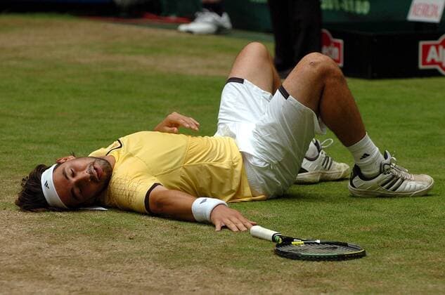 Marcos Baghdatis (Zypern) enttäuscht am Boden Tennis Herren Gerry Weber Open 2007, ATP Tour, Finale, Endspiel Einzelbild Halle Westfalen Erschöpfung, Tennis Herren Gerry Weber Open 2007, ATP Tour, Finale, Endspiel Einzelbild Halle Westfalen Erschöpfung,