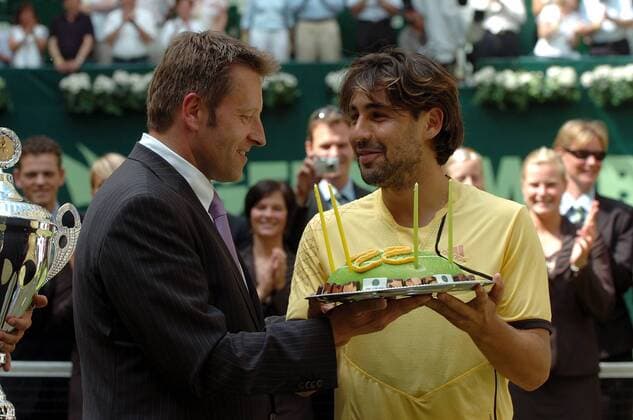 Turnierdirektor Ralf Weber (Deutschland Gerry Weber Management und Event OHG, li.) überreicht dem zweitplatzierten Marcos Baghdatis (Zypern) eine Geburstagstorte Tennis Herren Gerry Weber Open 2007, ATP Tour, Finale, Endspiel, Glückwunsch, Gratulation, gratulieren Gruppe Geburtstag, Torte, Kuchen, Geschenk, Präsent, Halle Westfalen Harmonie, Tennis Herren Gerry Weber Open 2007, ATP Tour, Finale, Endspiel, Glückwunsch, Gratulation, gratulieren Gruppe Geburtstag, Torte, Kuchen, Geschenk, Präsent, Halle Westfalen Harmonie,