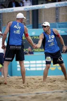 Robert Nowotny (re.) und Nik Berger (beide Österreich) - Shakehands Beachvolleyball Herren German Masters 2007, Nestea European Championship Tour, Beach Gruppe Hamburg Beachvolleyball Herren German Masters 2007, Nestea European Championship Tour, Beach Gruppe Hamburg