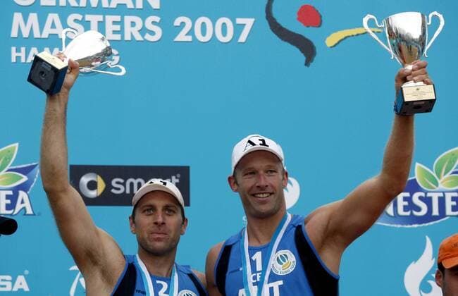 Siegerehrung German Masters 2007: Die Sieger Robert Nowotny (li.) und Nik Berger (beide Österreich) präsentieren ihre Trophäen Beachvolleyball Herren German Masters 2007, Nestea European Championship Tour, Beach Gruppe Hamburg Freude, Beachvolleyball Herren German Masters 2007, Nestea European Championship Tour, Beach Gruppe Hamburg Freude,