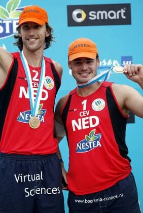 Siegerehrung German Masters 2007 : Die dritten Bram Ronnes (re.) und Emiel Boersma (beide Neiderlande) präsentieren ihre Medaillen Beachvolleyball Herren German Masters 2007, Nestea European Championship Tour, Beach Gruppe Hamburg Freude, Beachvolleyball Herren German Masters 2007, Nestea European Championship Tour, Beach Gruppe Hamburg Freude,