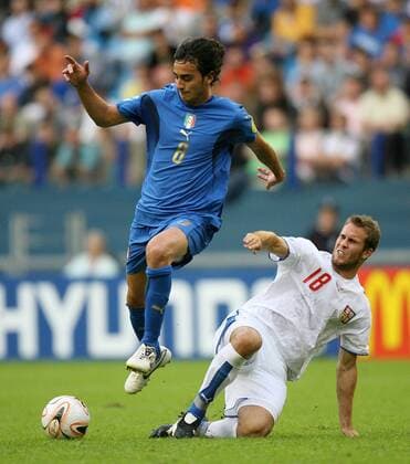 Alberto Aquilani (Italien U21, li.) gegen Jan Kysela (Tschechien U21) Fußball EM Herren U 21 EM 2007, Länderspiel, Nationalteam, Nationaltrikot, Gruppe B, Italien - Tschechien 3:1 Gruppe Arnheim Dynamik, Fußball EM Herren U 21 EM 2007, Länderspiel, Nationalteam, Nationaltrikot, Gruppe B, Italien - Tschechien 3:1 Gruppe Arnheim Dynamik,