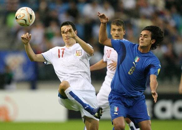 Jiri Kladrubsky (Tschechien U21, li.) gegen Alberto Aquilani (Italien U21) Fußball EM Herren U 21 EM 2007, Länderspiel, Nationalteam, Nationaltrikot, Gruppe B, Italien - Tschechien 3:1 Gruppe Arnheim Dynamik, Fußball EM Herren U 21 EM 2007, Länderspiel, Nationalteam, Nationaltrikot, Gruppe B, Italien - Tschechien 3:1 Gruppe Arnheim Dynamik,