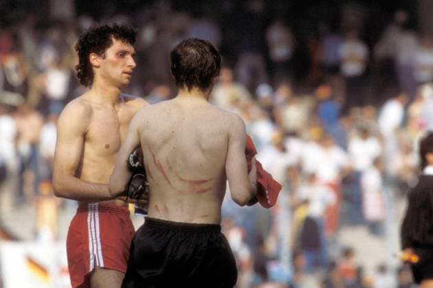 Ion Zare (Rumänien, li.) und Uli Stielike (BR Deutschland) - Trikottausch nach Spielende Fußball Länderspiel Herren EM 1984,Nationalmannschaft, Nationaltrikot, Gruppe B, BRD - Rumänien 2:1 Gruppe Lens Harmonie, Fußball Länderspiel Herren EM 1984,Nationalmannschaft, Nationaltrikot, Gruppe B, BRD - Rumänien 2:1 Gruppe Lens Harmonie,