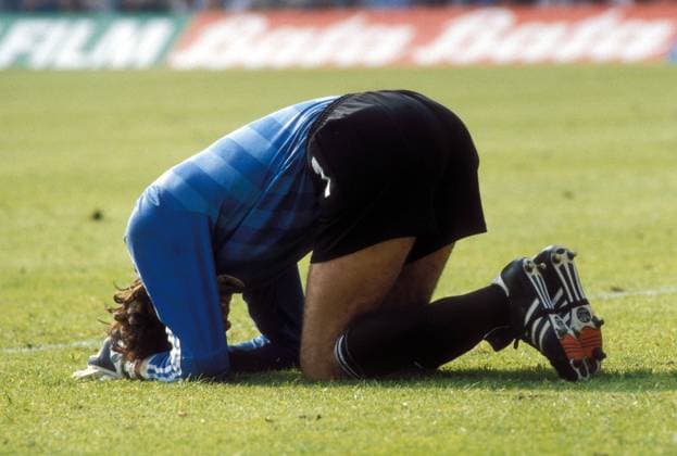 Torwart Silviu Lung (Rumänien) kauert verzweifelt am Boden Fußball Länderspiel Herren EM 1984,Nationalmannschaft, Nationaltrikot, Gruppe B Einzelbild Lens Enttäuschung, Verzweiflung, Fußball Länderspiel Herren EM 1984,Nationalmannschaft, Nationaltrikot, Gruppe B Einzelbild Lens Enttäuschung, Verzweiflung,
