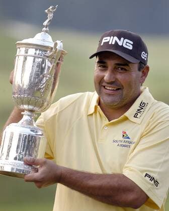 Angel Cabrera (Argentinien) präsentiert seine Trophäe für den Gewinn der US Open 2007 -  (OAK20070617109) Golf Herren US Open 2007, PGA Tour Einzelbild Oakmont Freude, Golf Herren US Open 2007, PGA Tour Einzelbild Oakmont Freude,