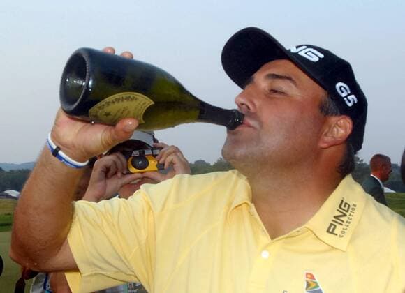 Angel Cabrera (Argentinien) genehmigt sich nach seinem Gewinn der US Open 2007 einen Schluck Sekt -  (OAK2007061711) Golf Herren US Open 2007, PGA Tour Einzelbild Oakmont Golf Herren US Open 2007, PGA Tour Einzelbild Oakmont