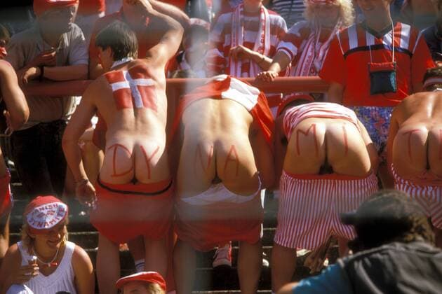 Danish Dynamite - Dänische Fans präsentieren den Schlachtruf auf ihren Pobacken Fußball Länderspiel Herren EM 1988, Nationalmannschaft Dänemark Gruppe 1, Körperbemalung, Vdia Gruppe vulgär obszön ordinär Obszönität Hannover Fußball Länderspiel Herren EM 1988, Nationalmannschaft Dänemark Gruppe 1, Körperbemalung, Vdia Gruppe vulgär obszön ordinär Obszönität Hannover
