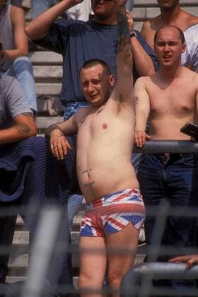 Englischer Fan ist nur mit einer kurzen Sporthose in den Nationalfarben Großbritanniens gekleidet Fußball Länderspiel Herren EM 1988, Nationalmannschaft England Gruppe 2, Vdia Gruppe Düsseldorf Fußball Länderspiel Herren EM 1988, Nationalmannschaft England Gruppe 2, Vdia Gruppe Düsseldorf