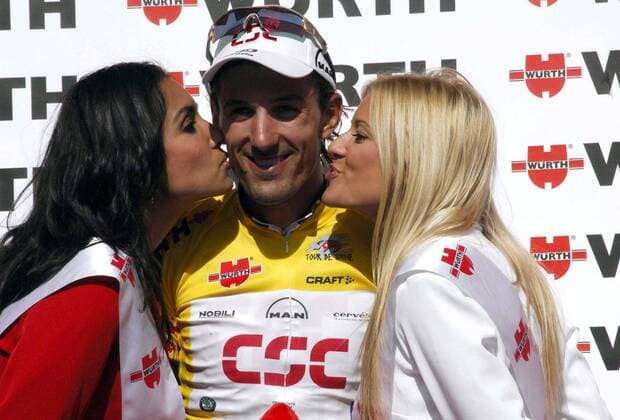 Fabian Cancellara (Schweiz CSC) ist Gesamtführender nach der 3. Etappe der Tour de Suisse 2007 und holt sich sein verdientes Küsschen der Hostessen - Radsport Herren Tour de Suisse 2007, ProTour, Straßenradsport, Straße, Rad Gruppe 3. Etappe: Brunnen - Nauders Freude, Radsport Herren Tour de Suisse 2007, ProTour, Straßenradsport, Straße, Rad Gruppe 3. Etappe: Brunnen - Nauders Freude,