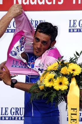 Alessandro Proni (Italien Quickstep Innergetic) darf sich nach seinem Etappensieg bei der 3. Etappe der Tour de Suisse 2007 das Bergtrikot überstreifen - Radsport Herren Tour de Suisse 2007, ProTour, Straßenradsport, Straße, Rad Einzelbild 3. Etappe: Brunnen - Nauders Freude, Radsport Herren Tour de Suisse 2007, ProTour, Straßenradsport, Straße, Rad Einzelbild 3. Etappe: Brunnen - Nauders Freude,