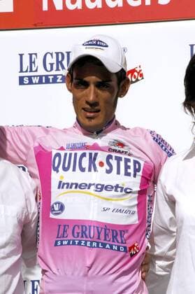 Alessandro Proni (Italien Quickstep Innergetic) darf sich nach seinem Etappensieg bei der 3. Etappe der Tour de Suisse 2007 das Bergtrikot überstreifen -  Radsport Herren Tour de Suisse 2007, ProTour, Straßenradsport, Straße, Rad Einzelbild 3. Etappe: Brunnen - Nauders Radsport Herren Tour de Suisse 2007, ProTour, Straßenradsport, Straße, Rad Einzelbild 3. Etappe: Brunnen - Nauders