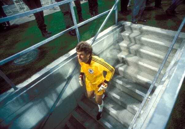 Torwart Eike Immel (BR Deutschland) verschwindet in den Katakomben Fußball Länderspiel Herren EM 1988, Nationalmannschaft, Nationaltrikot, Gruppe A, BRD Einzelbild München Fußball Länderspiel Herren EM 1988, Nationalmannschaft, Nationaltrikot, Gruppe A, BRD Einzelbild München