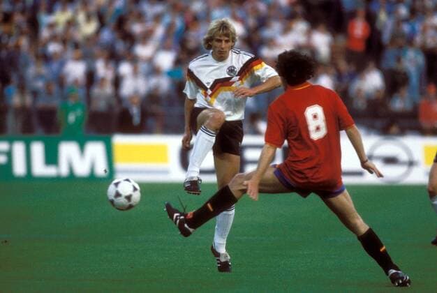 Jürgen Klinsmann (BR Deutschland, li.) gegen Manuel Sanchis (Spanien) Fußball Länderspiel Herren EM 1988, Nationalmannschaft, Nationaltrikot, Gruppe A, BRD - Spanien 2:0 Gruppe München Dynamik, Fußball Länderspiel Herren EM 1988, Nationalmannschaft, Nationaltrikot, Gruppe A, BRD - Spanien 2:0 Gruppe München Dynamik,