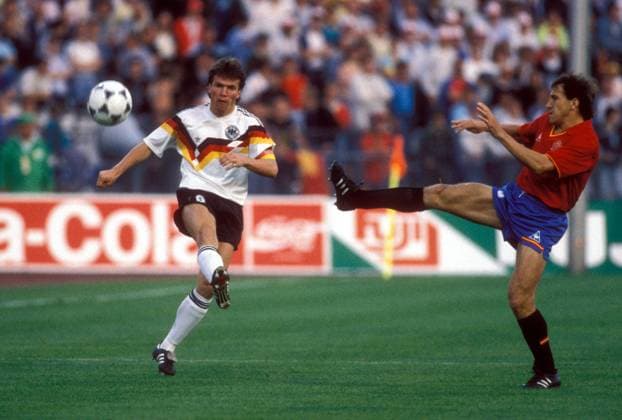 Lothar Matthäus (BR Deutschland, li.) zieht ab, daneben Victor Munoz (Spanien) Fußball Länderspiel Herren EM 1988, Nationalmannschaft, Nationaltrikot, Gruppe A, BRD - Spanien 2:0 Gruppe München Dynamik, Fußball Länderspiel Herren EM 1988, Nationalmannschaft, Nationaltrikot, Gruppe A, BRD - Spanien 2:0 Gruppe München Dynamik,