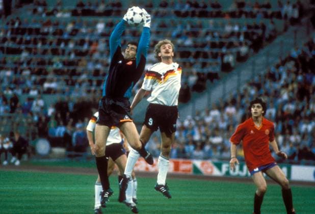 Torwart Andoni Zubizarreta (Spanien) fängt den Ball vor Rudi Völler (BR Deutschland) Fußball Länderspiel Herren EM 1988, Nationalmannschaft, Nationaltrikot, Gruppe A, BRD - Spanien 2:0 Gruppe München Dynamik, Abwehr, Höhe, Fußball Länderspiel Herren EM 1988, Nationalmannschaft, Nationaltrikot, Gruppe A, BRD - Spanien 2:0 Gruppe München Dynamik, Abwehr, Höhe,