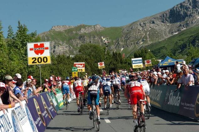 Peloton der Tour de Suisse 2007 auf der 4. Etappe 200m vor dem Ziel -  Radsport Herren Tour de Suisse 2007, ProTour, Straßenradsport, Straße, Rad Totale 4. Etappe Nauders - Triesenberg - Malbun Radsport Herren Tour de Suisse 2007, ProTour, Straßenradsport, Straße, Rad Totale 4. Etappe Nauders - Triesenberg - Malbun