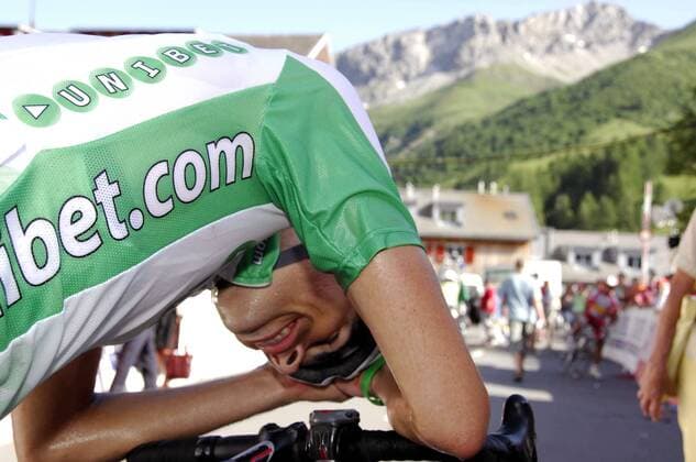 Unibet.com Fahrer erschöpft im Ziel -  Radsport Herren Tour de Suisse 2007, ProTour Straßenradsport, Straße, Rad Einzelbild 3. Etappe Brunnen Nauders Radsport Herren Tour de Suisse 2007, ProTour Straßenradsport, Straße, Rad Einzelbild 3. Etappe Brunnen Nauders