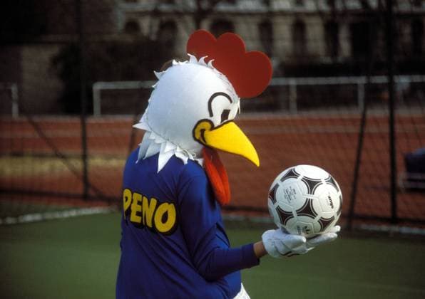 Peno, Maskottchen der EM 1984 mit dem offiziellen Adidas Tango Espana Spielball Fußball Herren EM 1984, Fotoshooting, Vdia Einzelbild Aufnahmedatum geschätzt Fußball Herren EM 1984, Fotoshooting, Vdia Einzelbild Aufnahmedatum geschätzt
