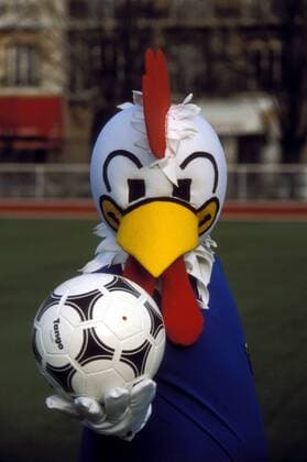 Peno, Maskottchen der EM 1984 präsentiert den offiziellen Adidas Tango Espana Spielball Fußball Herren EM 1984, Fotoshooting, Vdia Einzelbild Aufnahmedatum geschätzt Fußball Herren EM 1984, Fotoshooting, Vdia Einzelbild Aufnahmedatum geschätzt