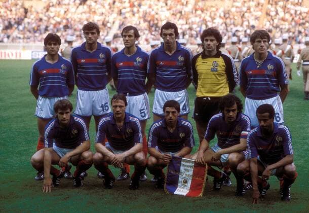 Mannschaftsbild Frankreich hi.v.li.: Manuel Amoros, Yvon Le Roux, Patrick Battiston, Maxime Bossis, Torwart Joel Bats, Luis Fernandez; vorn: Bruno Bellone, Bernard Lacombe, Alain Giresse, Michel Platini und Jean Tigana Fußball Länderspiel Herren EM 1984, Nationalmannschaft, Nationaltrikot Eröffnungsspiel Gruppe 1 Vdia Totale Paris Fußball Länderspiel Herren EM 1984, Nationalmannschaft, Nationaltrikot Eröffnungsspiel Gruppe 1 Vdia Totale Paris