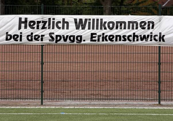 Höfliches Plakat - Herzlich Willkommen bei der Spvgg. Erkenschwick Fußball Herren Oberliga Westfalen 2007, Spvgg Erkenschwick 1916, Spielvereinigung, Fotostory Einzelbild Oer Erkenschwick Fußball Herren Oberliga Westfalen 2007, Spvgg Erkenschwick 1916, Spielvereinigung, Fotostory Einzelbild Oer Erkenschwick