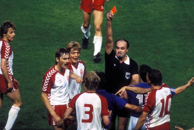 FIFA Schiedsrichter Volker Roth zeigt Manuel Amoros (Frankreich, 4.v.re.) die rote Karte, Ivan Nielsen (2.v.li.) und Sören Lerby (beide Dänemark, 3.v.li.) sind wütend auf den Übeltäter Fußball Länderspiel Herren EM 1984, Nationalmannschaft, Nationaltrikot Eröffnungsspiel Gruppe 1 Frankreich - Dänemark 1:0 Vdia Gruppe Paris Spannung, Fußball Länderspiel Herren EM 1984, Nationalmannschaft, Nationaltrikot Eröffnungsspiel Gruppe 1 Frankreich - Dänemark 1:0 Vdia Gruppe Paris Spannung,