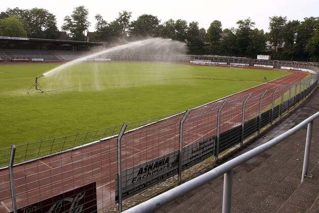 Im Stimberg Stadion - Heimspielstätte der Spvgg. Erkenschwick - wird das Spielfeld gewässert Fußball Herren Oberliga Westfalen 2007, Spvgg Erkenschwick 1916, Spielvereinigung, Fotostory Totale wässern, bewässern, Bewässerung, Wasser Oer Erkenschwick, Rasensprenger, Sprenger Fußball Herren Oberliga Westfalen 2007, Spvgg Erkenschwick 1916, Spielvereinigung, Fotostory Totale wässern, bewässern, Bewässerung, Wasser Oer Erkenschwick, Rasensprenger, Sprenger