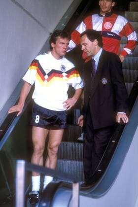 Lothar Matthäus (li.) und Teamchef Franz Beckenbauer (beide BR Deutschland) auf der Rolltreppe Fußball Länderspiel Herren EM 1988, Nationalmannschaft, Nationaltrikot, Gruppe A, BRD - Dänemark 2:0 Gruppe Gelsenkirchen Fußball Länderspiel Herren EM 1988, Nationalmannschaft, Nationaltrikot, Gruppe A, BRD - Dänemark 2:0 Gruppe Gelsenkirchen
