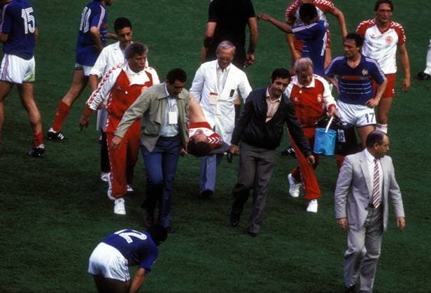 Allan Simonsen (Dänemark) wird unter den Blicken von Freund und Feind verletzt vom Platz getragen Fußball Länderspiel Herren EM 1984, Nationalmannschaft, Nationaltrikot Eröffnungsspiel Gruppe 1 Frankreich - Dänemark 1:0 Vdia Gruppe Paris Fußball Länderspiel Herren EM 1984, Nationalmannschaft, Nationaltrikot Eröffnungsspiel Gruppe 1 Frankreich - Dänemark 1:0 Vdia Gruppe Paris