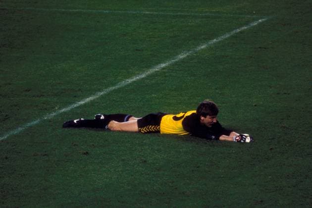 Torwart Ole Qvist (Dänemark) enttäuscht am Boden Fußball Länderspiel Herren EM 1984, Nationalmannschaft, Nationaltrikot Eröffnungsspiel Gruppe 1 Vdia Einzelbild Paris Verzweiflung, Fußball Länderspiel Herren EM 1984, Nationalmannschaft, Nationaltrikot Eröffnungsspiel Gruppe 1 Vdia Einzelbild Paris Verzweiflung,