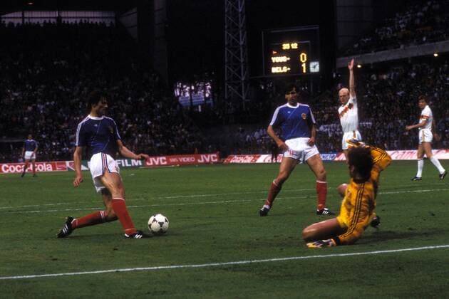 Ivan Gudelj (li.) und Zlatko Vujovic (beide Jugoslawien, 2.v.li.) gegen Torwart Jean Marie Pfaff (Belgien) Fußball Länderspiel Herren EM 1984, Nationalmannschaft, Nationaltrikot Belgien - Jugoslawien 2:0 Gruppe 1 Vdia Gruppe Stade Gerland Lyon Dynamik, Fußball Länderspiel Herren EM 1984, Nationalmannschaft, Nationaltrikot Belgien - Jugoslawien 2:0 Gruppe 1 Vdia Gruppe Stade Gerland Lyon Dynamik,