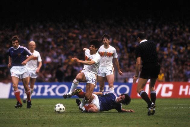 Enzo Scifo (Belgien, li.) gegen Mehmed Bazdarevic (Jugoslawien) Fußball Länderspiel Herren EM 1984, Nationalmannschaft, Nationaltrikot Belgien - Jugoslawien 2:0 Gruppe 1 Vdia Gruppe Lyon Dynamik, Kampf, Fußball Länderspiel Herren EM 1984, Nationalmannschaft, Nationaltrikot Belgien - Jugoslawien 2:0 Gruppe 1 Vdia Gruppe Lyon Dynamik, Kampf,