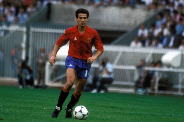 Fußball, EM Finale 1984 in Paris, Frankreich - Spanien Julio Alberto Moreno (Spanien) am Ball Fußball Länderspiel Herren EM 1984, Nationalmannschaft, Nationaltrikot, Finale, Endspiel Einzelbild Paris Dynamik, Fußball Länderspiel Herren EM 1984, Nationalmannschaft, Nationaltrikot, Finale, Endspiel Einzelbild Paris Dynamik,