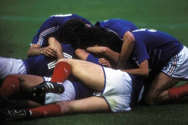 Fußball, EM Finale 1984 in Paris, Frankreich - Spanien Torjubel Frankreich Fußball Länderspiel Herren EM 1984, Nationalmannschaft, Nationaltrikot, Finale, Endspiel Gruppe Paris Begeisterung, Freude, Fußball Länderspiel Herren EM 1984, Nationalmannschaft, Nationaltrikot, Finale, Endspiel Gruppe Paris Begeisterung, Freude,