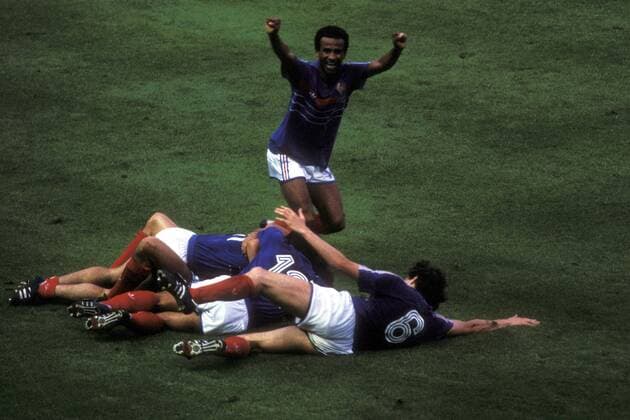 Fußball, EM Finale 1984 in Paris, Frankreich - Spanien Torjubel Frankreich - Jean Tigana (hi.) und Luis Fernandez (re.) Fußball Länderspiel Herren EM 1984, Nationalmannschaft, Nationaltrikot, Finale, Endspiel Gruppe Paris Begeisterung, Freude, Fußball Länderspiel Herren EM 1984, Nationalmannschaft, Nationaltrikot, Finale, Endspiel Gruppe Paris Begeisterung, Freude,