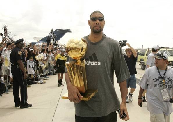 Tim Duncan (San Antonio Spurs) mit der Larry O Brien Trophy bei der Meisterfeier 2007 -  Basketball Herren NBA 2006 2007, San Antonio Spurs, Meisterfeier Feier feiern Siegesfeier Einzelbild San Antonio Basketball Herren NBA 2006 2007, San Antonio Spurs, Meisterfeier Feier feiern Siegesfeier Einzelbild San Antonio