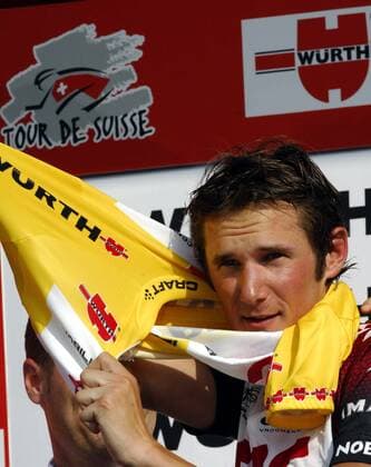 Der Gesamtführende Fränk Schleck (Luxemburg CSC) streift sich das gelbe Trikot des Gesamtführenden über - Radsport Herren Tour de Suisse 2007, ProTour, Straßenradsport, Straße, Rad Einzelbild 5. Etappe:Vaduz - Giubiasco Freude, Radsport Herren Tour de Suisse 2007, ProTour, Straßenradsport, Straße, Rad Einzelbild 5. Etappe:Vaduz - Giubiasco Freude,