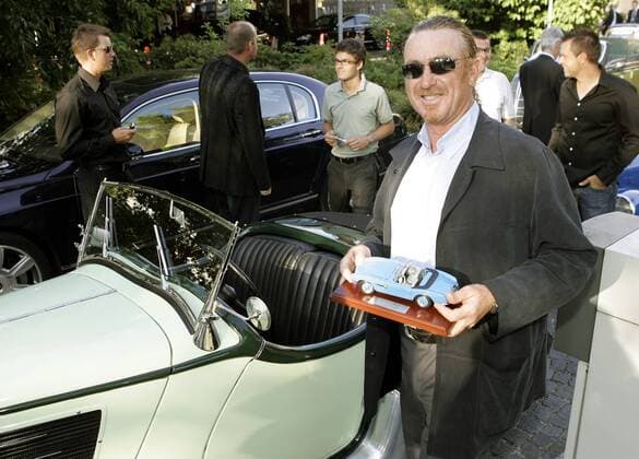 Miguel Angel Jimenez (Spanien) fährt in einem BMW 319 1 Oldtimer zur Auslosung der BMW Open 2007 vor Golf Herren Draw Party BMW Open 2007, European PGA Tour Gruppe München Golf Herren Draw Party BMW Open 2007, European PGA Tour Gruppe München