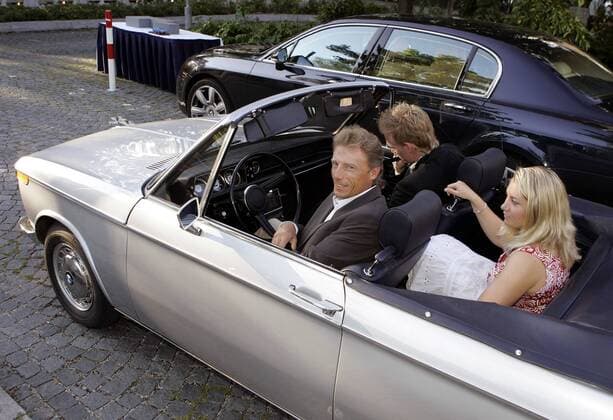 Bernhard Langer (Deutschland) fährt in einem BMW Oldtimer zur Auslosung der BMW Open 2007 vor Golf Herren Draw Party BMW Open 2007, European PGA Tour Gruppe München Golf Herren Draw Party BMW Open 2007, European PGA Tour Gruppe München